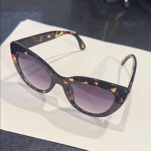 Tortoiseshell Cat-Eye Sunglasses - Brown